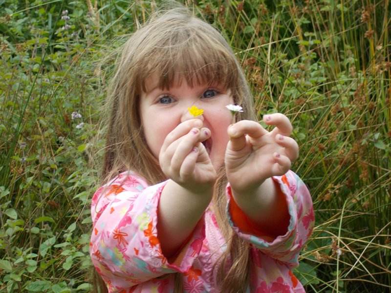 Child with flowers (c) Carbrain and Hillcrest Play Scheme
